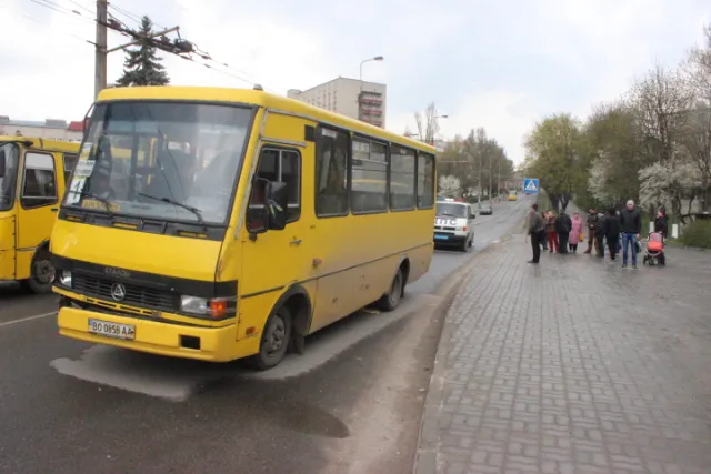 Маршрутка № 1, на великій швидкості збила дівчину на пішохідному переході (Фото) + (Відео) — фото 2