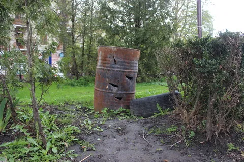 Десяток шин досі розкидані біля пам’ятника Незалежності (Фото) + (Відео) — фото 1