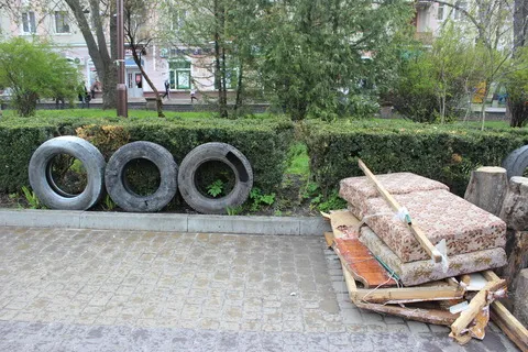 Десяток шин досі розкидані біля пам’ятника Незалежності (Фото) + (Відео) — фото 2
