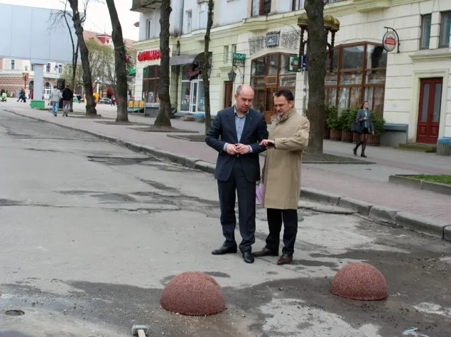 В Тернополі встановили 90-кілограмові кулі-обмежувачі (Фото) — фото 1