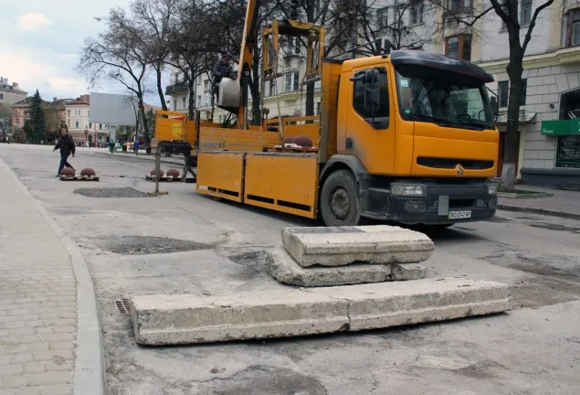 В Тернополі встановили 90-кілограмові кулі-обмежувачі (Фото) — фото 2