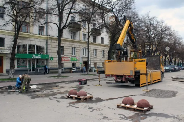 В Тернополі встановили 90-кілограмові кулі-обмежувачі (Фото) — фото 3