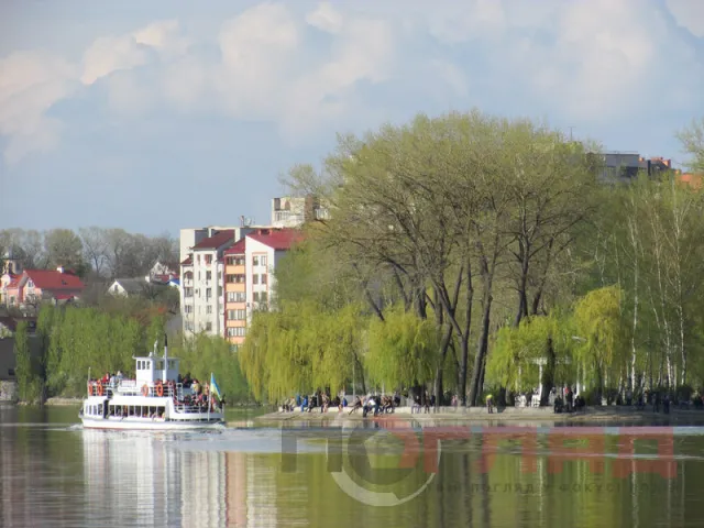 На озері вже працюють теплоходи (Фото) — фото 1