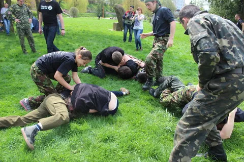 Біля озера молоді хлопці та навіть дівчата влаштували бійку (Фото) + (Відео) — фото 3
