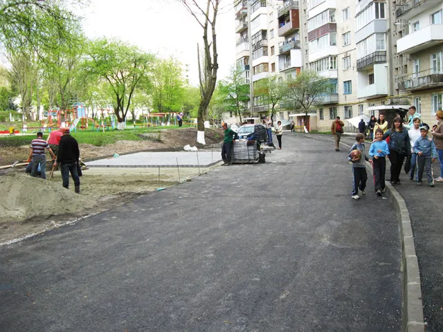 Популярні в світі зелені парковки нарешті облаштовують у Тернополі (Фото) — фото 2