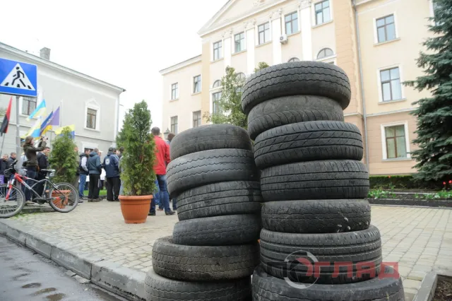 В Тернополі штурмували міську раду (Фоторепортаж) — фото 1