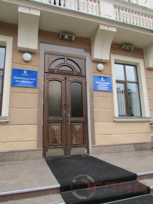 Не встигла завершитися сесія міської ради, як розбиту шибку та поламані двері – полагодили (Фото) — фото 4