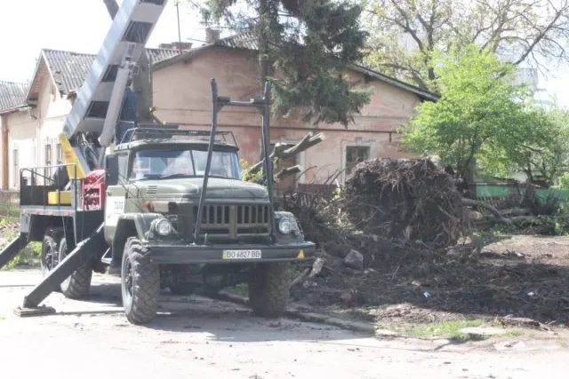 На місці дитячого майданчика розпочалося будівництво котеджу (Фото) — фото 2
