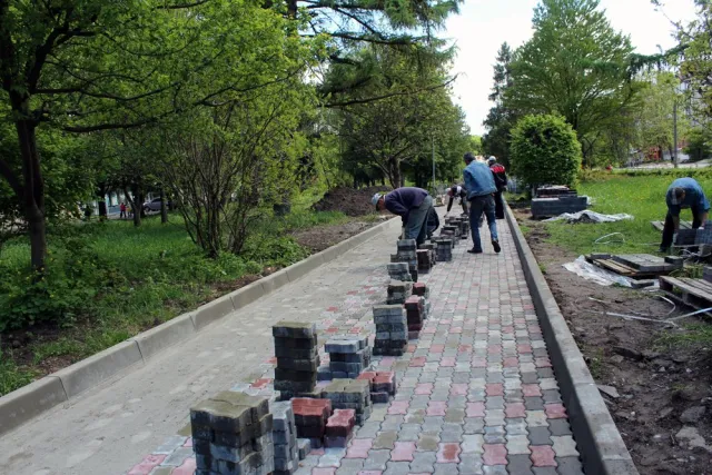 На Миру встановлять великий сучасний дитячий майданчик за 300 тисяч гривень (Фото) — фото 1