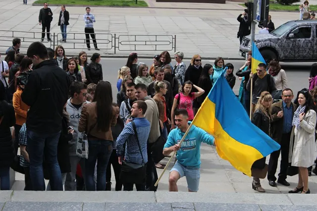 Близько двох тисяч тернополян пройшли центром міста, та співали «Путін - х**ло!» (Фоторепортаж) + (Відео) — фото 2
