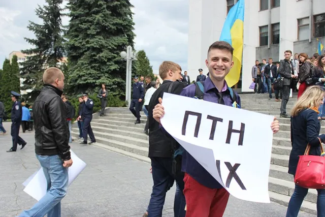 Близько двох тисяч тернополян пройшли центром міста, та співали «Путін - х**ло!» (Фоторепортаж) + (Відео) — фото 3