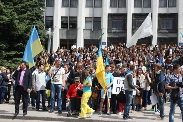 Близько двох тисяч тернополян пройшли центром міста, та співали «Путін - х**ло!» (Фоторепортаж) + (Відео) — фото 5