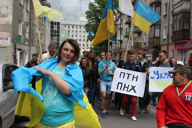Близько двох тисяч тернополян пройшли центром міста, та співали «Путін - х**ло!» (Фоторепортаж) + (Відео) — фото 6