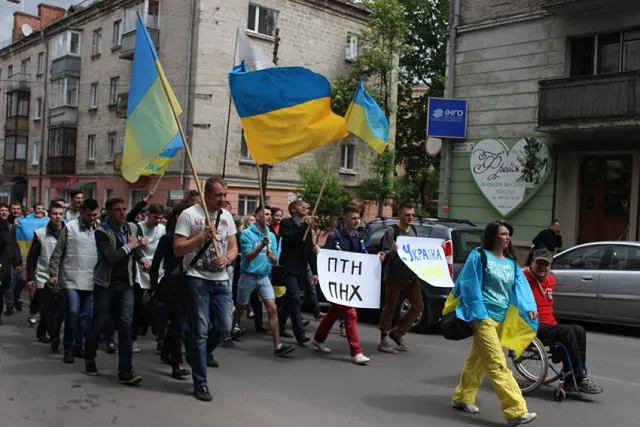 Близько двох тисяч тернополян пройшли центром міста, та співали «Путін - х**ло!» (Фоторепортаж) + (Відео) — фото 7