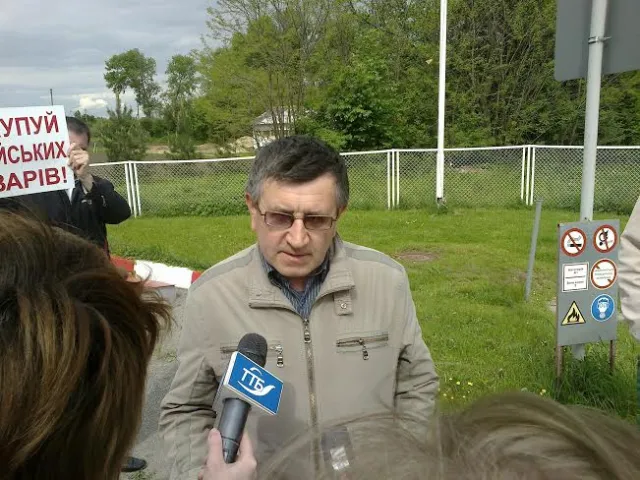 Тернополяни провели мирну акцію біля заправки «Лукойл» — фото 1