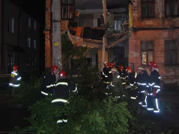 Після зливи, обвалилась частина будинку (Фоторепортаж) + (Відео) — фото 3