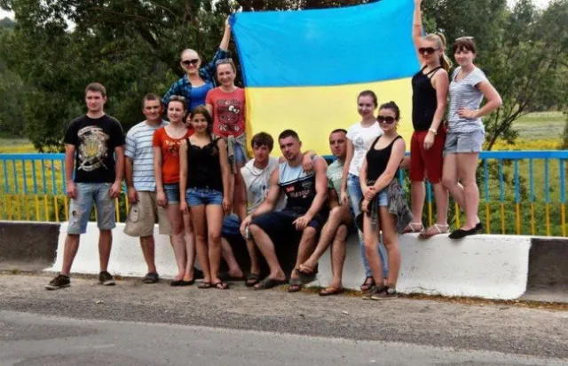 На Тернопільщині з’явився міст у кольорах державного прапора України (Фото) — фото 2
