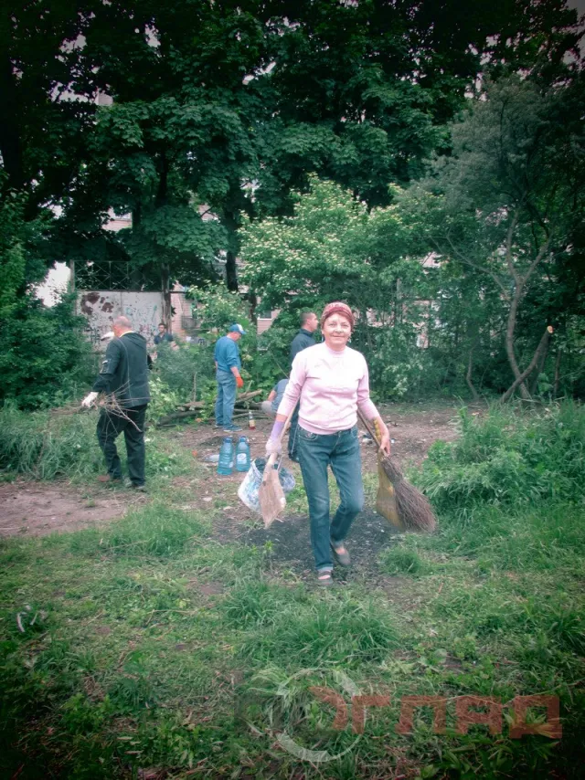 На закинутому стадіоні кілька десятків людей влаштували толоку (Фото) + (Відео) — фото 3