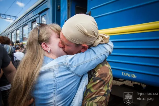 До Тернополя прибули хлопці, які воювали на сході України (Фото) — фото 2