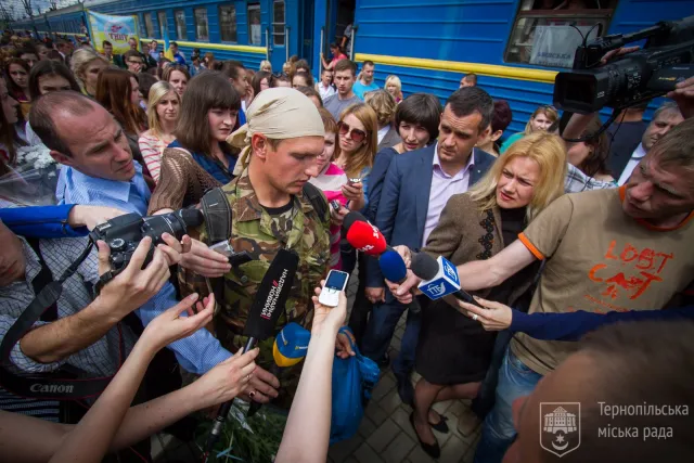 До Тернополя прибули хлопці, які воювали на сході України (Фото) — фото 4