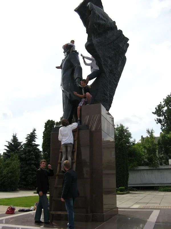 Пам’ятники в центральній частині міста прикрасили до Зелених Свят (Фото) — фото 1