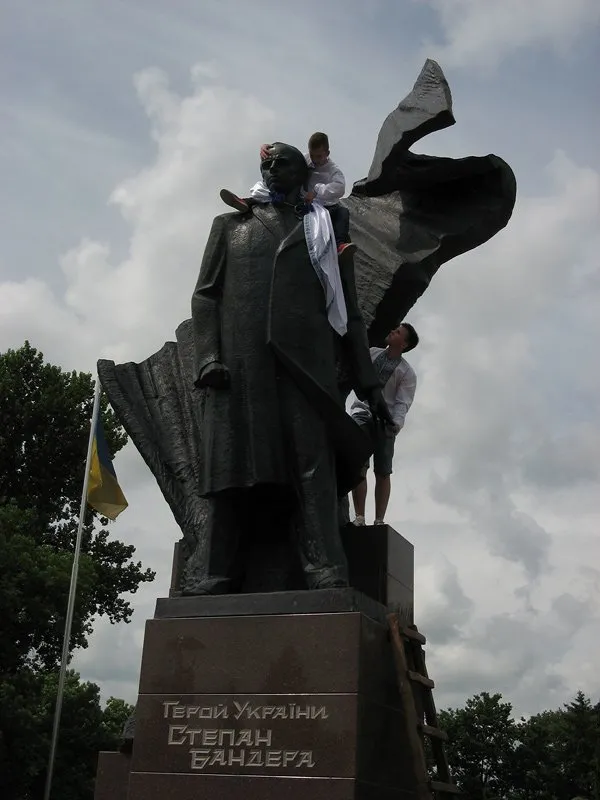Пам’ятники в центральній частині міста прикрасили до Зелених Свят (Фото) — фото 2