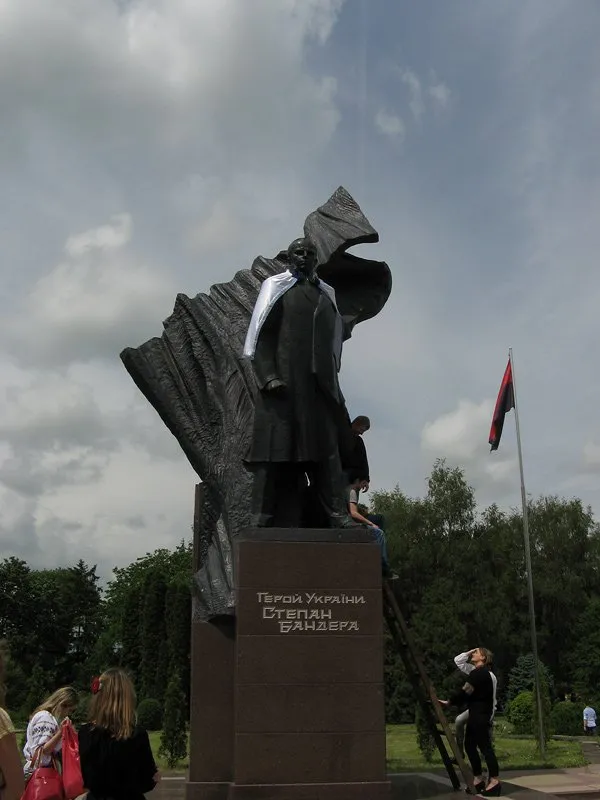 Пам’ятники в центральній частині міста прикрасили до Зелених Свят (Фото) — фото 3