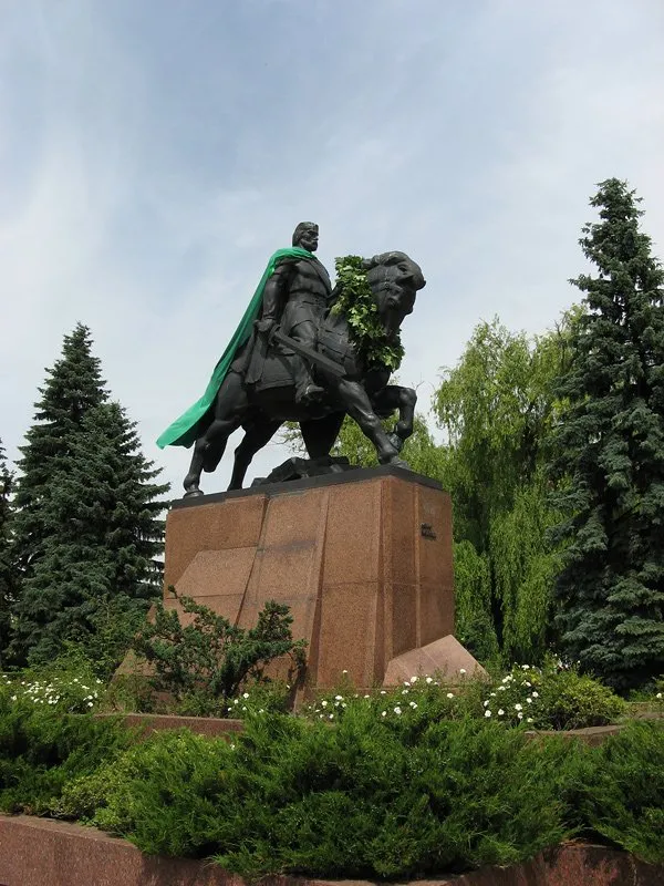 Пам’ятники в центральній частині міста прикрасили до Зелених Свят (Фото) — фото 4