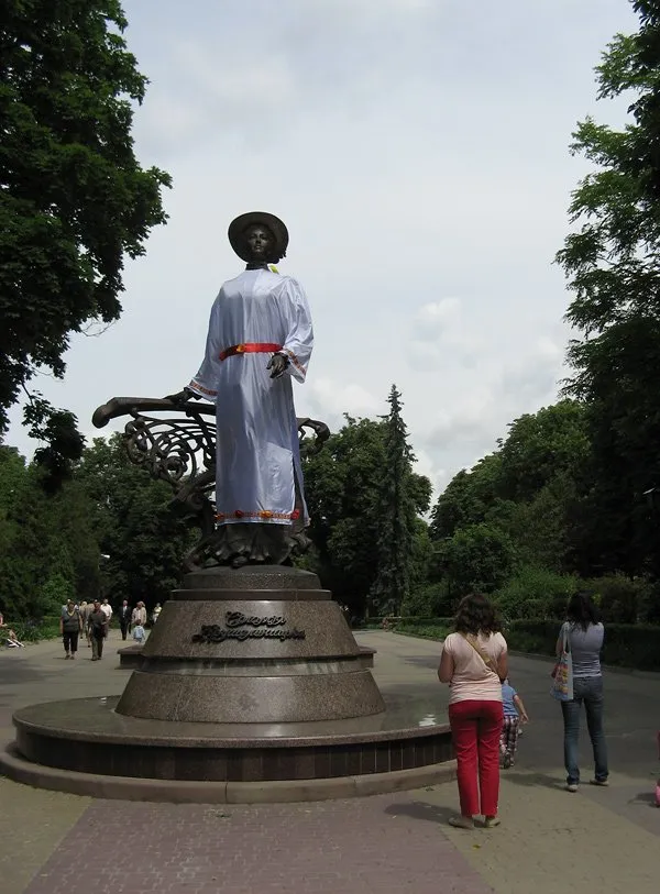 Пам’ятники в центральній частині міста прикрасили до Зелених Свят (Фото) — фото 5