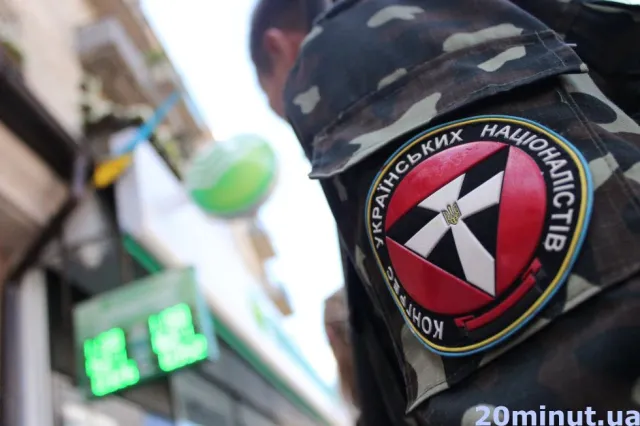 Близько 30 активістів пікетували одне з тернопільських відділень «Сбербанку Росії» (Фото) + (Відео) — фото 1