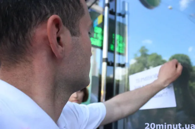 Близько 30 активістів пікетували одне з тернопільських відділень «Сбербанку Росії» (Фото) + (Відео) — фото 2