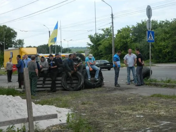 Близько 50 тернополян повстали проти будови скандального депутата (Фото) — фото 1