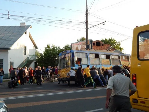 Чоловік загинув під колесами тролейбуса (Фото) + (Відео) — фото 1