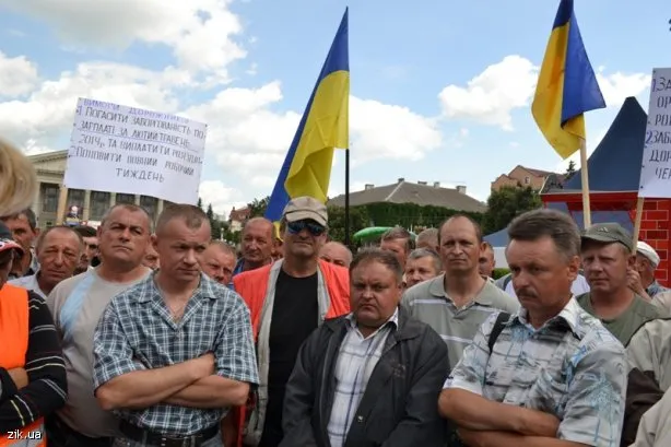 Працівники облавтодору з усіх районів вийшли на пікет у Тернополі з вимогою виплатити їм зароблені гроші (Фото) + (Відео) — фото 1