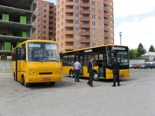 У Тернополі презентували два нові автобуси (Фоторепортаж) — фото 1
