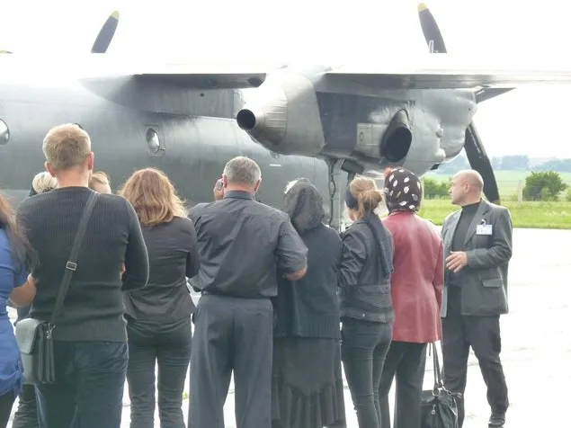 Сотні тернополян проводжали в останню путь загиблого в АТО снайпера (Фоторепортаж) — фото 3