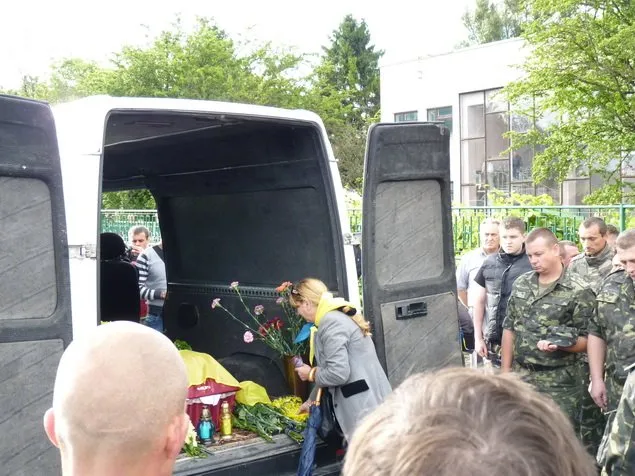 Сотні тернополян проводжали в останню путь загиблого в АТО снайпера (Фоторепортаж) — фото 6