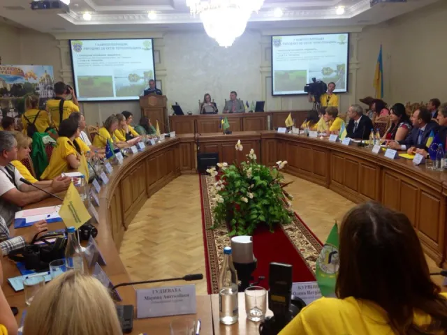 Тернопільську владу охороняв лицар в шоломі, кольчузі та з алебардою (Фото) — фото 1
