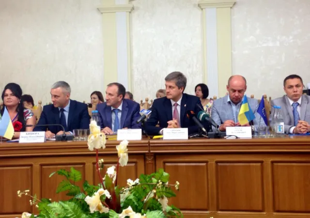 Тернопільську владу охороняв лицар в шоломі, кольчузі та з алебардою (Фото) — фото 2