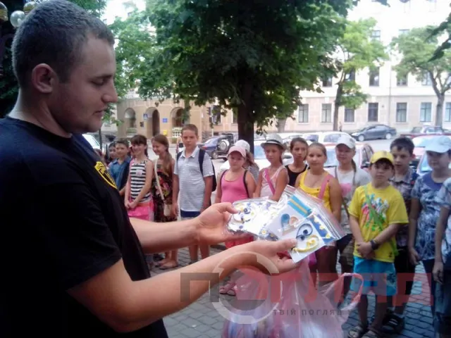 Діти передали в штаб самооборони області близько трьох десятків відкриточок для бійців (Фоторепортаж) — фото 2