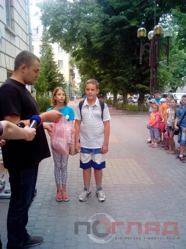 Діти передали в штаб самооборони області близько трьох десятків відкриточок для бійців (Фоторепортаж) — фото 3