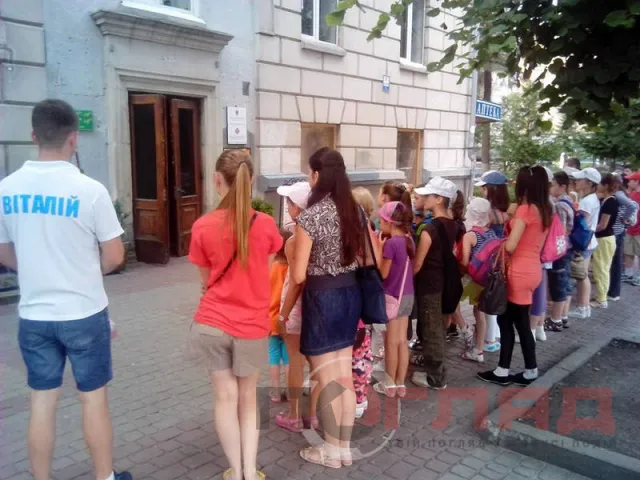 Діти передали в штаб самооборони області близько трьох десятків відкриточок для бійців (Фоторепортаж) — фото 4