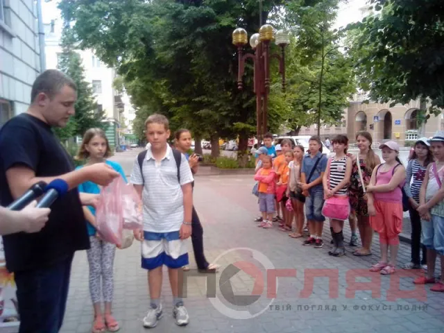 Діти передали в штаб самооборони області близько трьох десятків відкриточок для бійців (Фоторепортаж) — фото 5