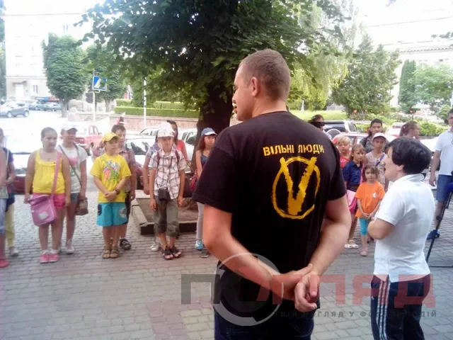 Діти передали в штаб самооборони області близько трьох десятків відкриточок для бійців (Фоторепортаж) — фото 6