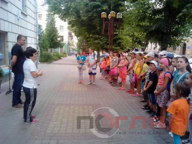 Діти передали в штаб самооборони області близько трьох десятків відкриточок для бійців (Фоторепортаж) — фото 7