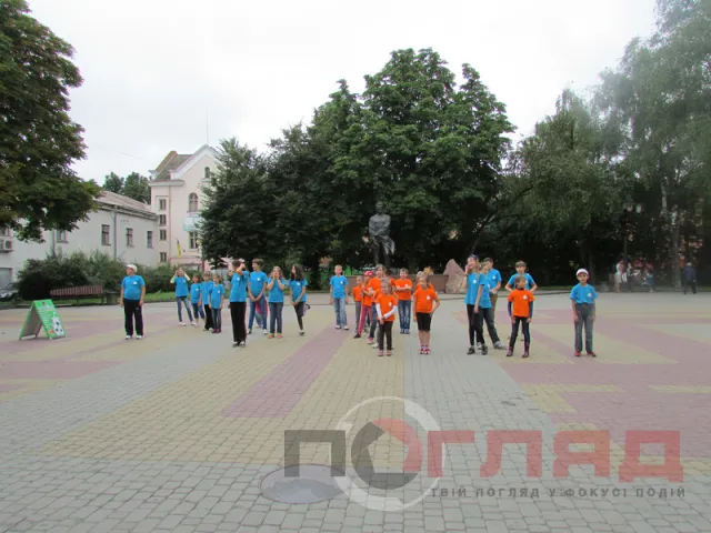 «Дивосвіт» влаштували флеш-моб біля пам’ятника Івану Франку — фото 6