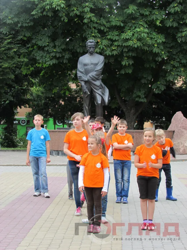 «Дивосвіт» влаштували флеш-моб біля пам’ятника Івану Франку — фото 7