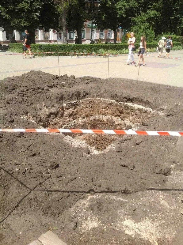 В центрі Тернополя вже підготовляють фундамент до встановлення «Історичного годинника» — фото 1