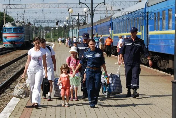 На Тернопільщину з «гарячих точок» країни продовжують прибувати цілі родини (Фото) + (Відео) — фото 1