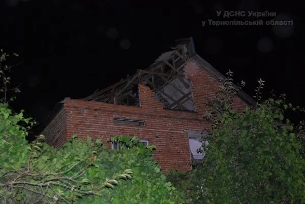 На Тернопільщині, смерч діаметром 100 метрів, валив дерева та дахи (Фото) — фото 1